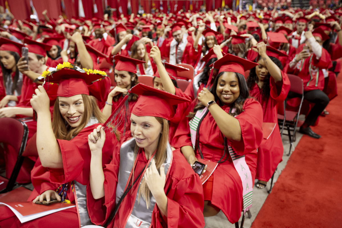 一群身穿红色长袍、头戴红色帽子的毕业生.