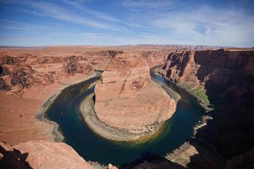 Horseshoe Bend is a horseshoe-shaped incised meander of the Colorado River located near the town of Page, 亚利桑那州, 美国. It is also referred to as the &quot;east rim of the Grand Canyon.”