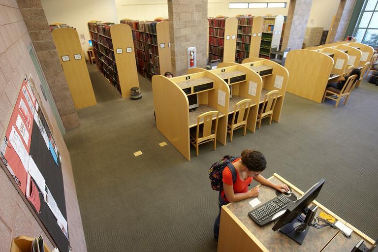 一名学生使用音乐图书馆内的电脑亭.